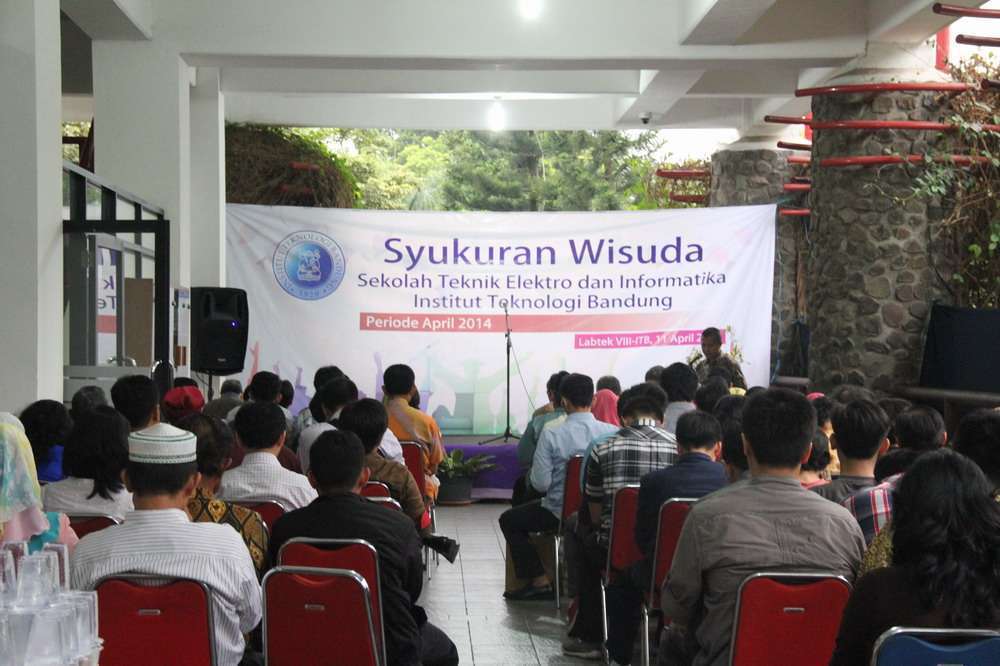 Resize of foto-doa-bersama-syukuran-wisudawan