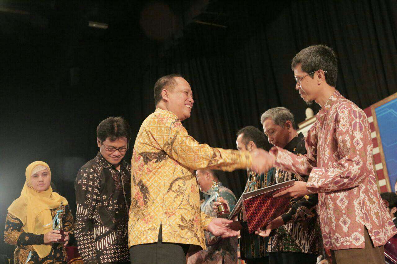 Dr. Eng. Achmad Munir Meraih Penghargaan penulis Terproduktif
