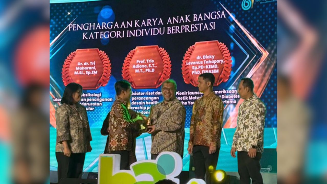 Prof. Trio Adiono, S.T., M.T., Ph.D. Raih Penghargaan pada Health Innovation Festival 2025