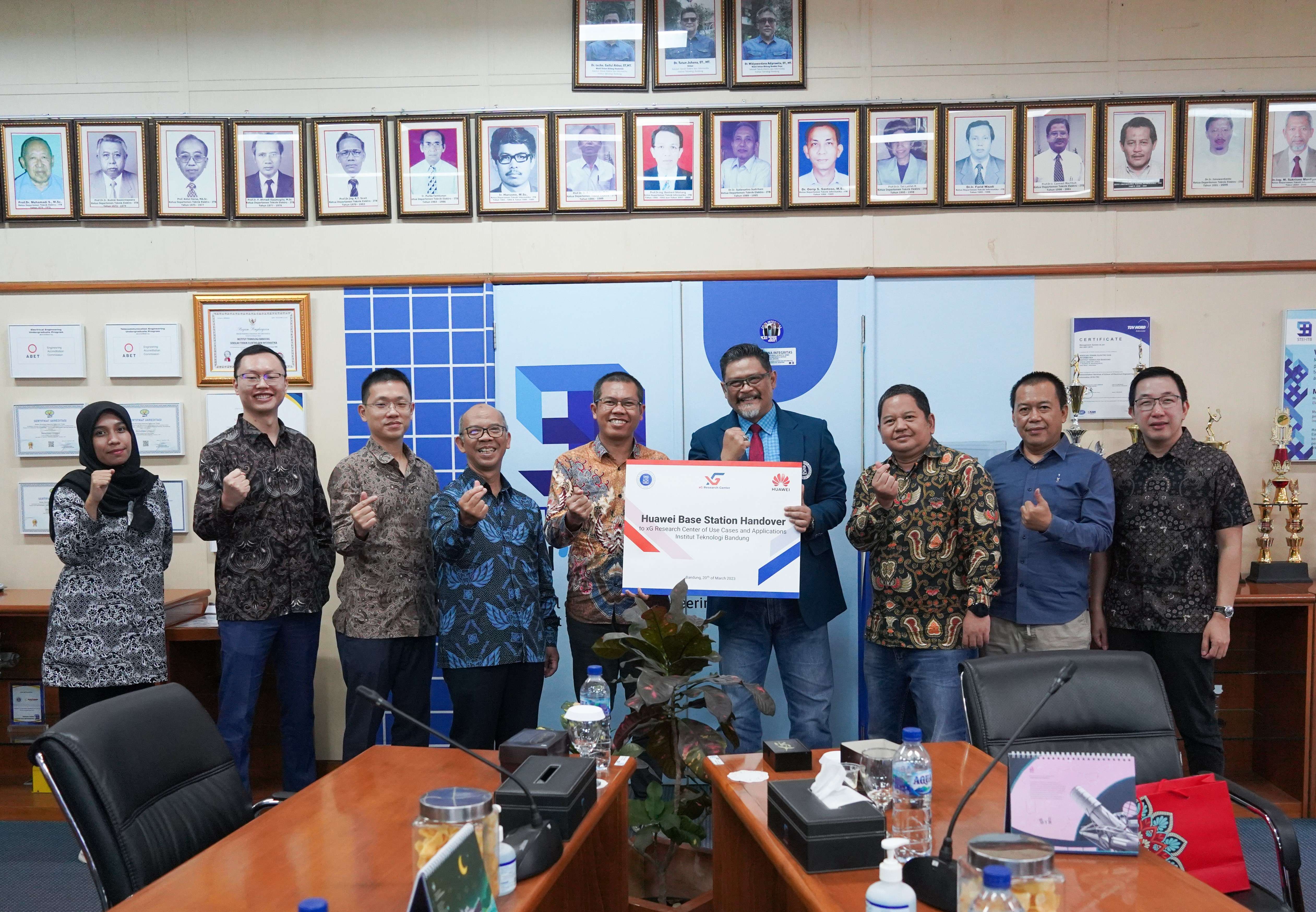 Seremoni Penyerahan Base Station dari PT. Huawei Tech Investment ke xG Research Center of Use Cases and Applications STEI ITB