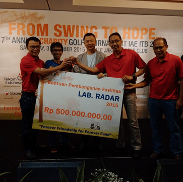 Ikatan Alumni Teknik Elektro ITB Serahkan Beasiswa dan Bantuan Pembangunan Anechoic Chamber