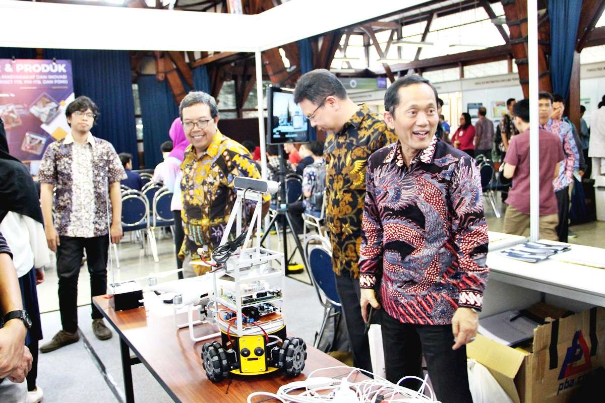 STEI di Pameran Produk dan Inovasi LPPM ITB