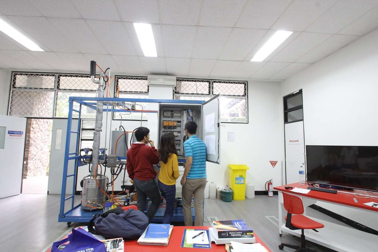 Mengintip Alat Pemurnian Minyak Bumi dari Laboratorium STEI