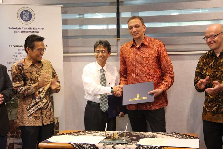 Penyerahan Hibah PT Siemens Indonesia untuk STEI