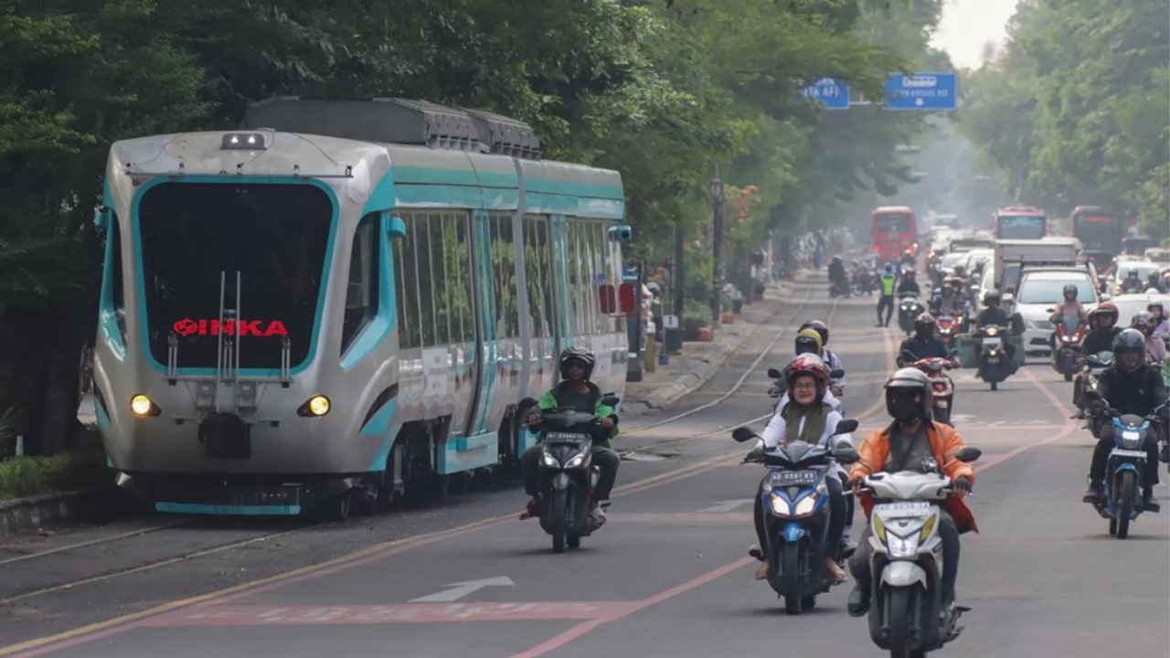 Langkah Maju ITB dan PT INKA Mewujudkan Transportasi Cerdas dan Ramah Lingkungan Melalui Keberhasilan Pengujian dan Audit Teknologi Trem Otonom Bertenaga Baterai di Lalu Lintas Campuran Solo