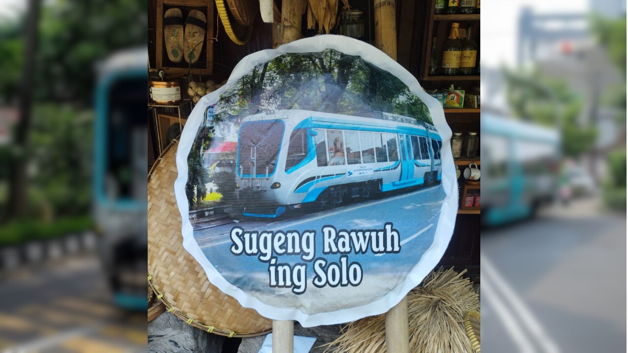 Sukacita Sambut Uji Coba Trem Baterai di Solo: Siswa SD Muhammadiyah 2 Sambut dengan Sugeng Rawuh