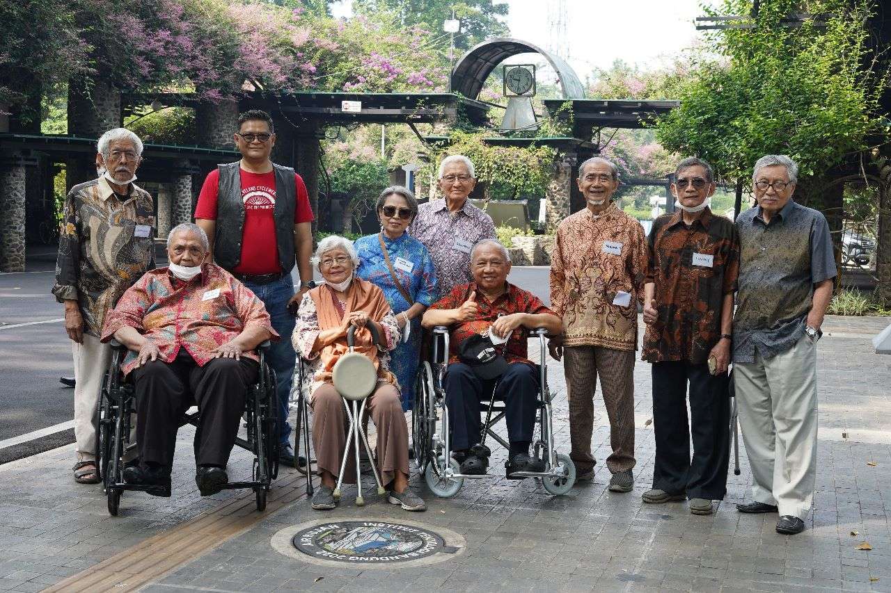 Momen Berharga: KBE-ITB 58PLUS Melakukan Kunjungan Nostalgia di Sekolah Teknik Elektro dan Informatika ITB