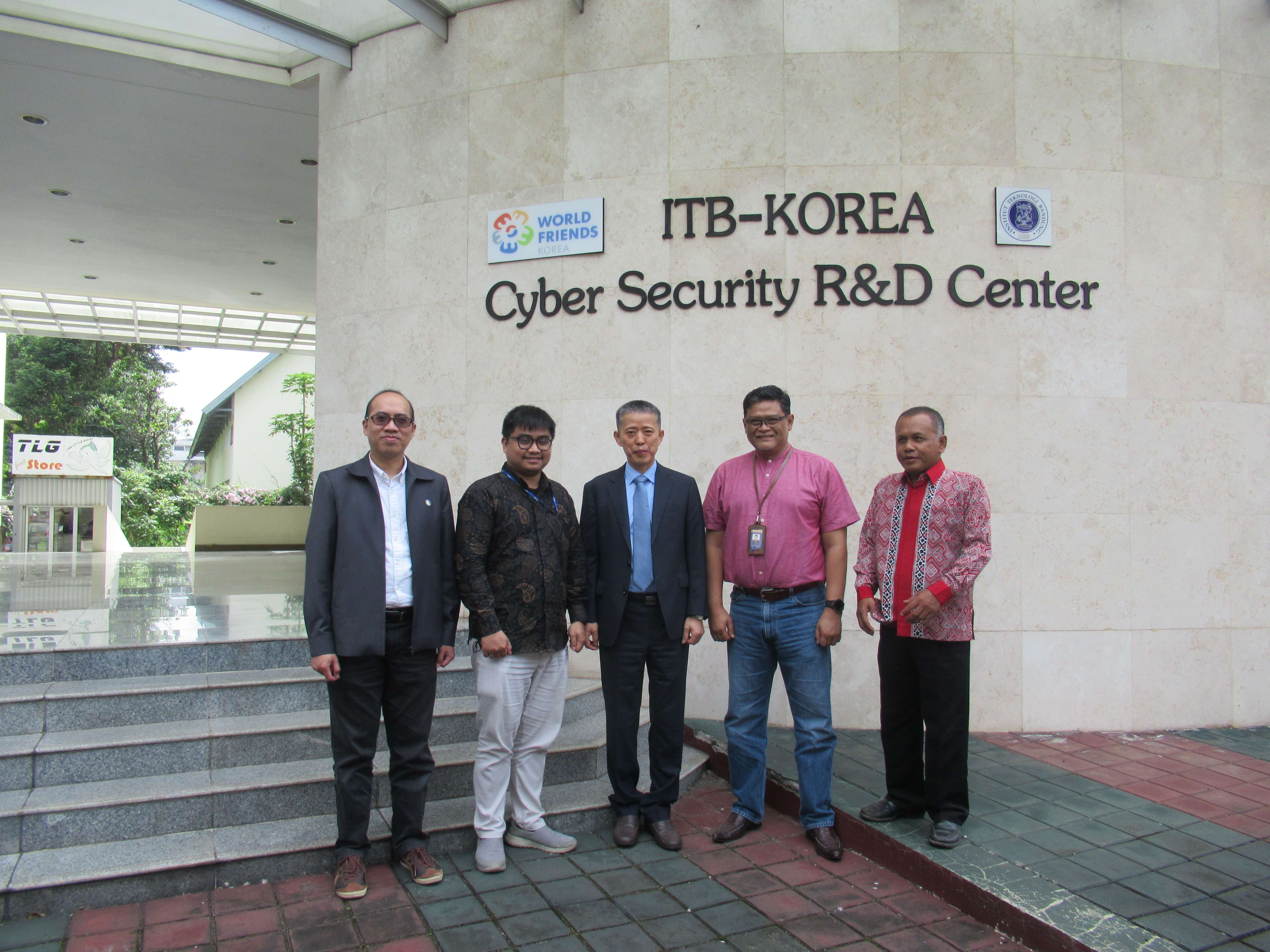KOICA Indonesia memberikan 30 unit Keyboard Sterilization – LED Vitamin Stand ke STEI ITB