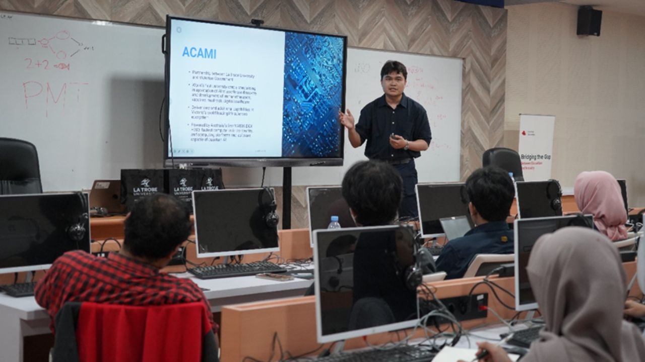Kuliah Tamu: Deep Learning to Optimise Satellite IoT Communications
