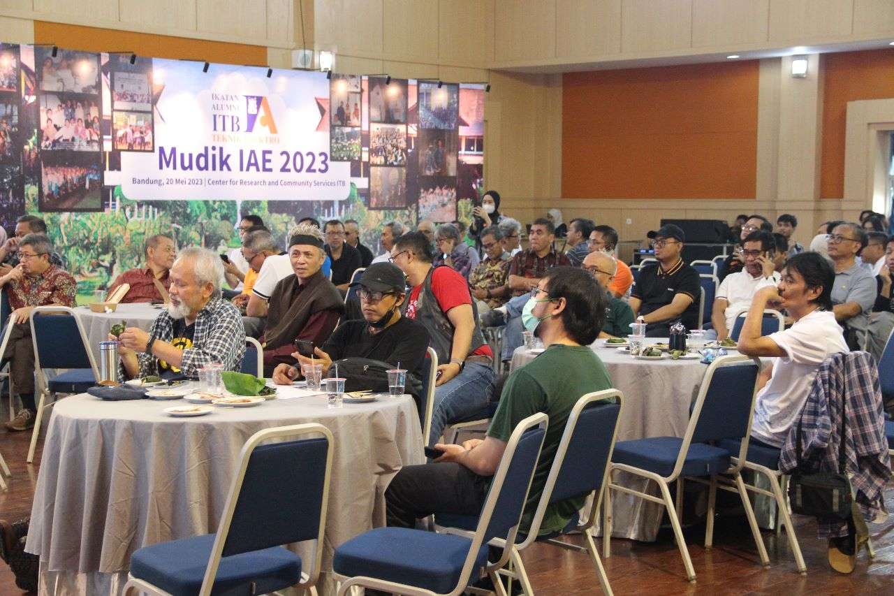 Alumni Elektro ITB Meriahkan Acara Mudik IAE dengan Kunjungan Lab, Pemberian Penghargaan serta Pertunjukan dari BandEL