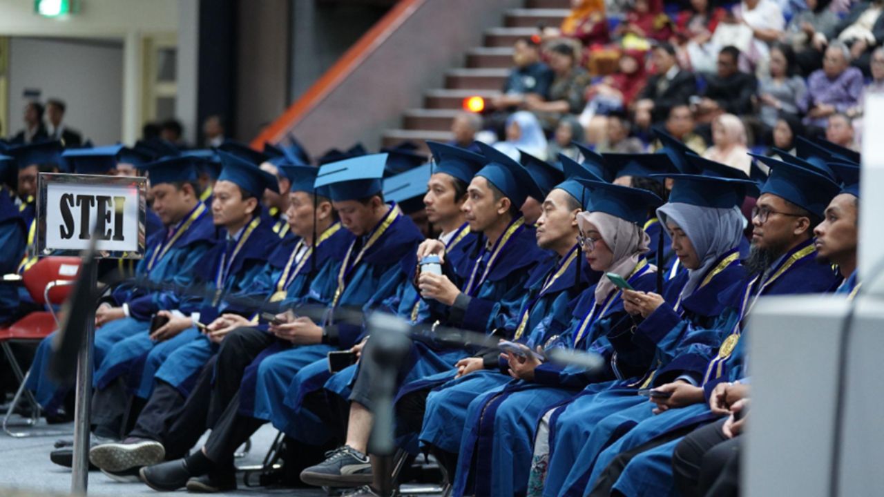 Dua Mahasiswa STEI Meraih Penghargaan Sebagai Wisudawan Terbaik Pada Periode Wisuda Agustus 2025