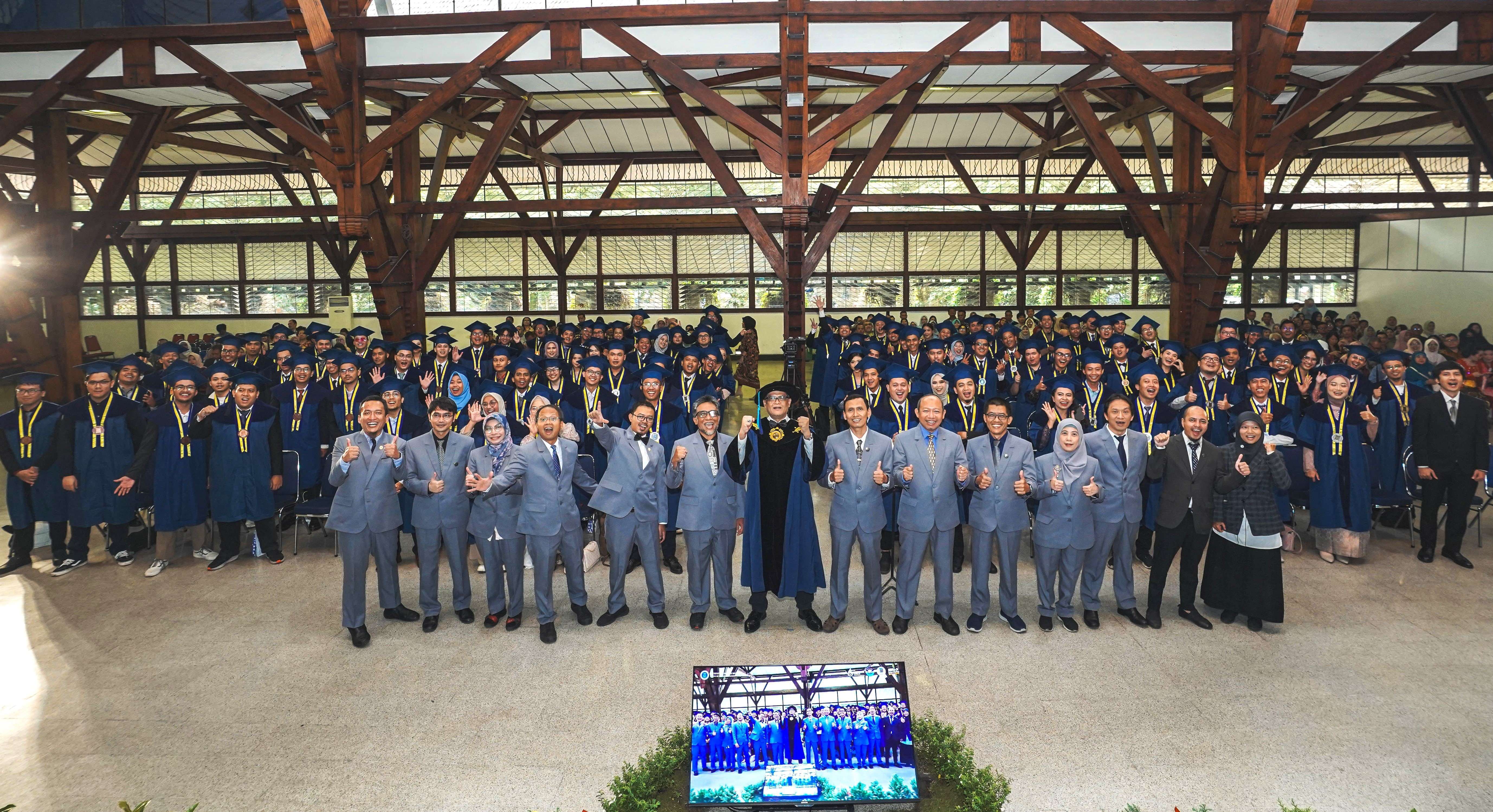 Syukuran Wisuda STEI ITB: 155 Lulusan, Termasuk 25 Cum Laude, Siap Berkarya di Dunia Teknologi