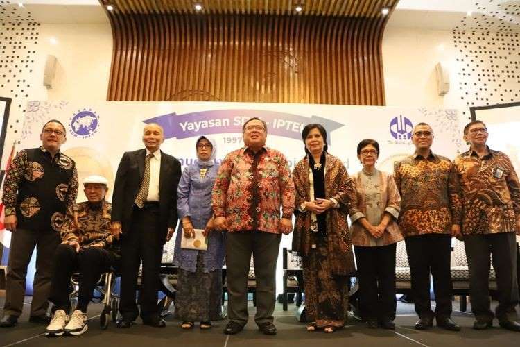 Prof. Tati Latifah menerima Habibie Award 2019 Bidang Ilmu Rekayasa