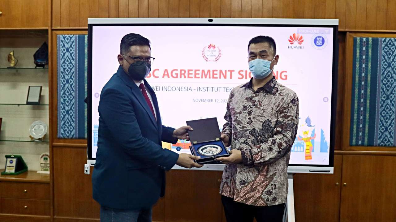 Penandatanganan Agreement Academy Support Center bersama Huawei
