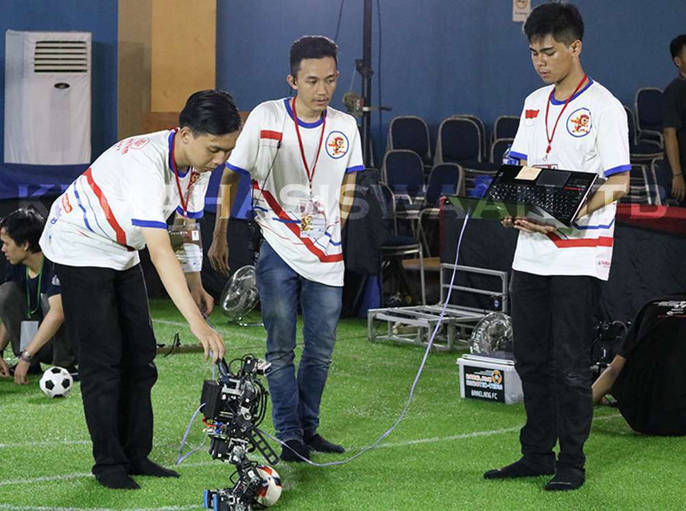 Tim Hooge School Berhasil Kembangkan Robot Humanoid Pesepak Bola