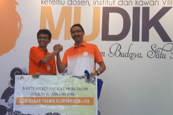 Ikatan Alumni Elektro ITB Menyerahkan Bantuan untuk  Laboratorium Dasar Teknik Elektro