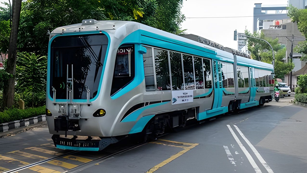 Kolaborasi ITB dan PT INKA Mewujudkan Transportasi Cerdas dan Ramah Lingkungan Melalui Uji Coba Trem Otonom Bertenaga Baterai di Lalu Lintas Campuran Solo