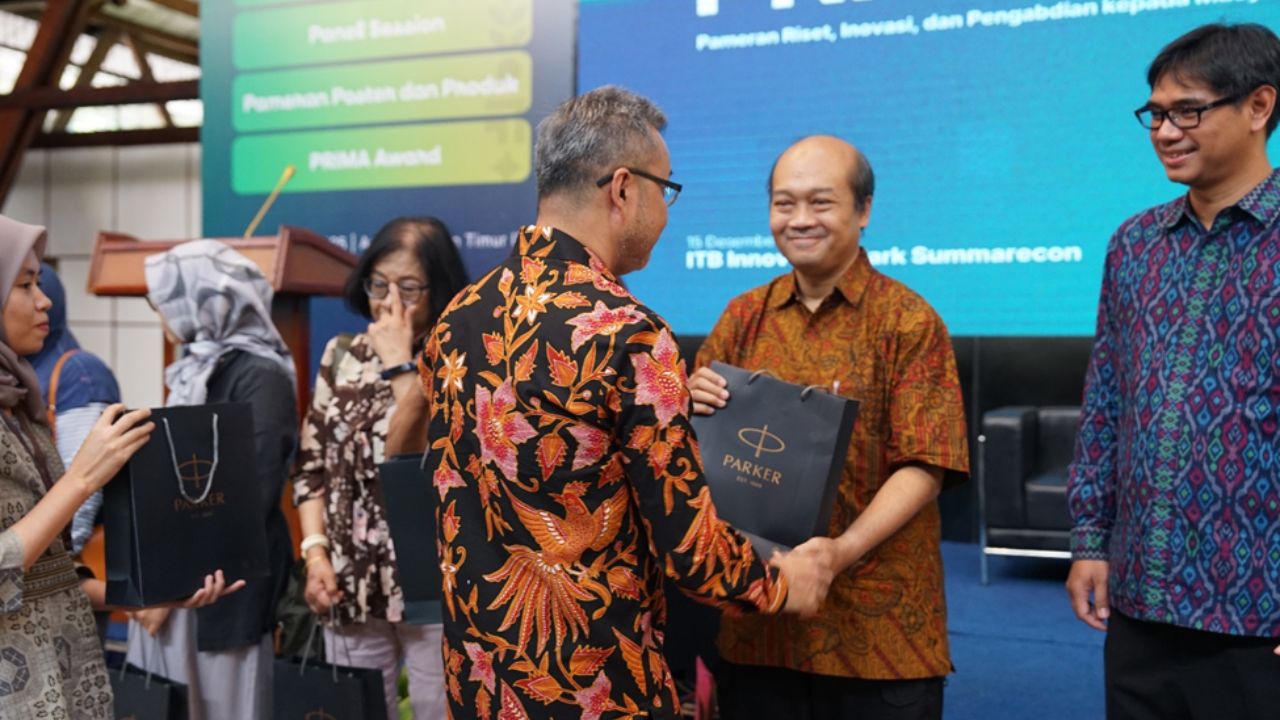 Dosen STEI ITB Terima Penghargaan Editor-in-Chief Journal of ICT Research and Application pada PRIMA ITB 2025