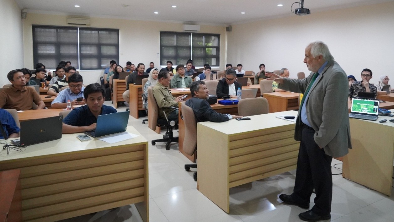 Presiden CIGRE Bahas Tantangan Transisi Energi Global pada Kuliah Umum KK Ketenagalistrikan STEI ITB